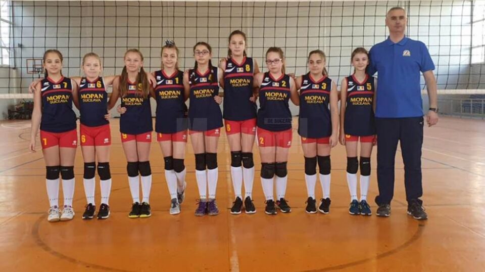 Echipa de fete a clubului Kinder Suceava, antrenată de Ionuț Beligan