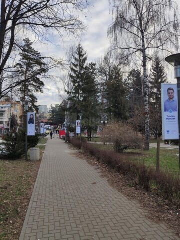 Cei mai merituoși studenți ai Universității, promovați pe ”Aleea șefilor de promoție”, din parcul instituției