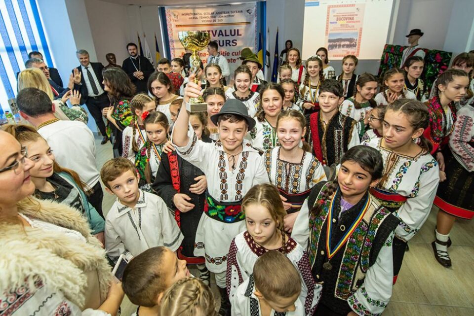 Grupul „Cununa Vicovului”, de la Școala Gimnazială „Ioan Vicoveanu” Vicovu de Jos Grupul „Cununa Vicovului”, de la Școala Gimnazială „Ioan Vicoveanu” Vicovu de Jos
