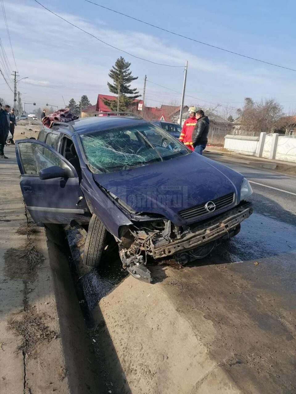 In urma impactului, autoturismul a fost avariat