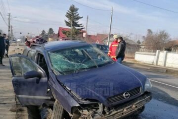 În urma impactului cu șanțul betonat, o persoană a fost rănită, iar mașina avariată