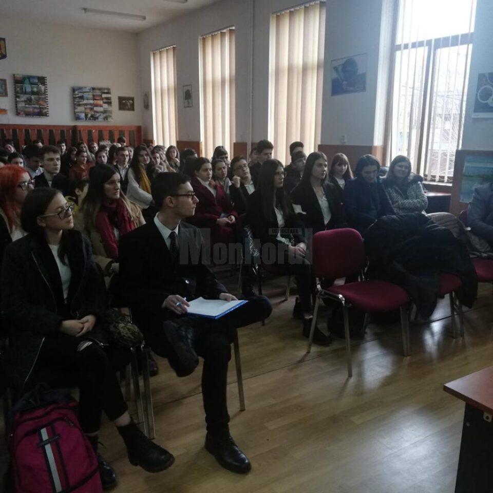 Dialog intercultural, între elevi și Claire Hungar, din SUA, la Colegiul „Eudoxiu Hurmuzachi” Rădăuți