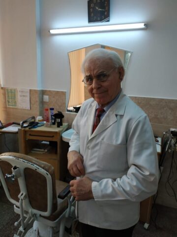La 82 de ani, nea Vasile tunde ca-n prima tinerețe