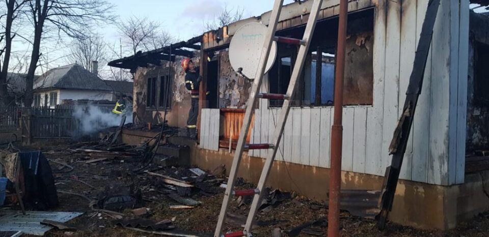 Casă distrusă de un incendiu provocat de scăpări de gaze, urmat de o explozie