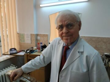 La 82 de ani, nea Vasile tunde ca-n prima tinerețe