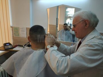 La 82 de ani, nea Vasile tunde ca-n prima tinerețe