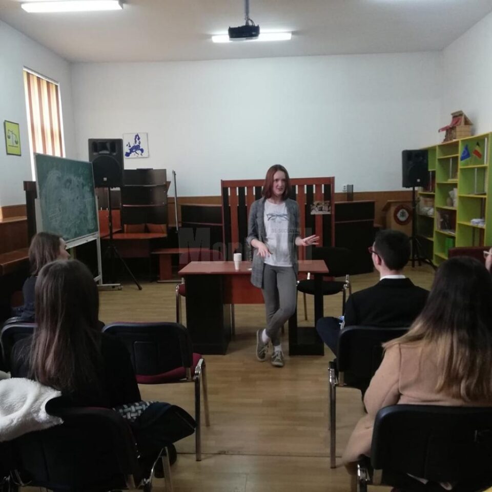 Dialog intercultural, între elevi și Claire Hungar, din SUA, la Colegiul „Eudoxiu Hurmuzachi” Rădăuți