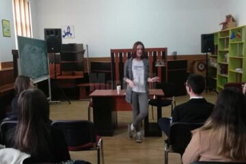 Dialog intercultural, între elevi și Claire Hungar, din SUA, la Colegiul „Eudoxiu Hurmuzachi” Rădăuți