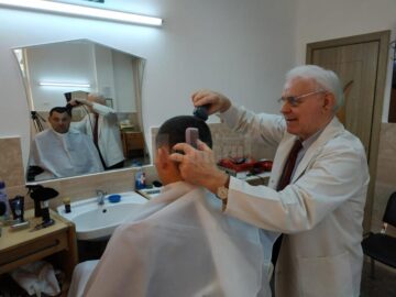 La 82 de ani, nea Vasile tunde ca-n prima tinerețe