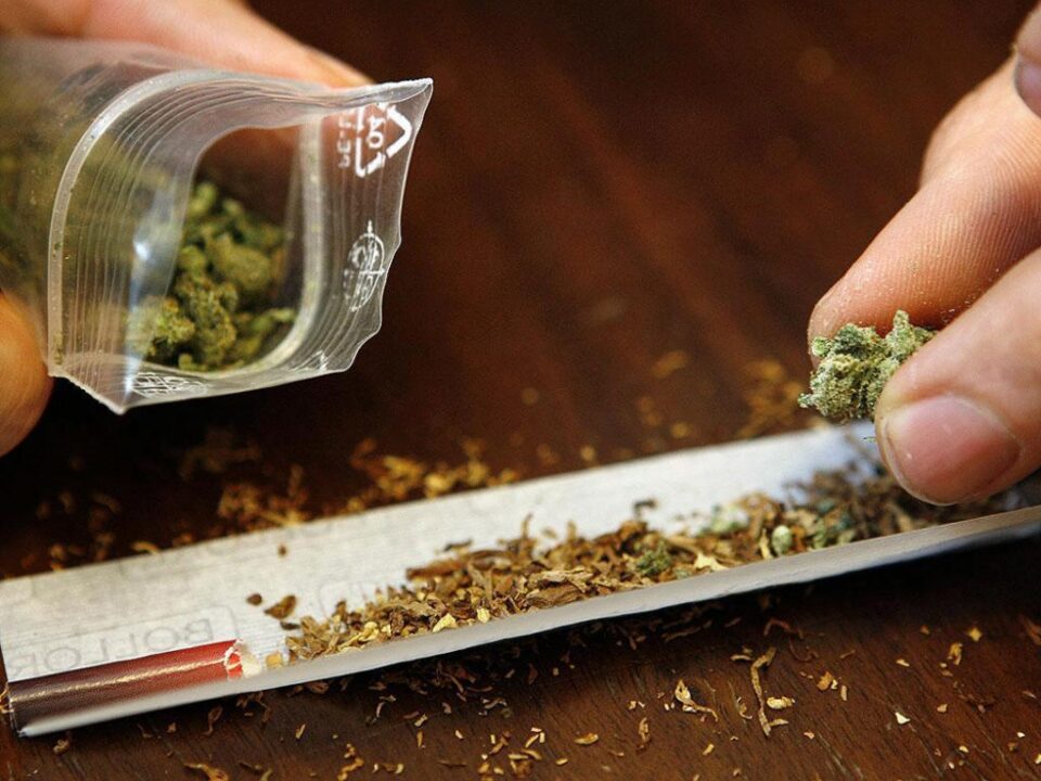 Polițiștii au găsit asupra tinerilor pliculețe cu substanțe vegetale și foițe pentru confecționarea țigaretelor Polițiștii au găsit asupra tinerilor pliculețe cu substanțe vegetale și foițe pentru confecționarea țigaretelor