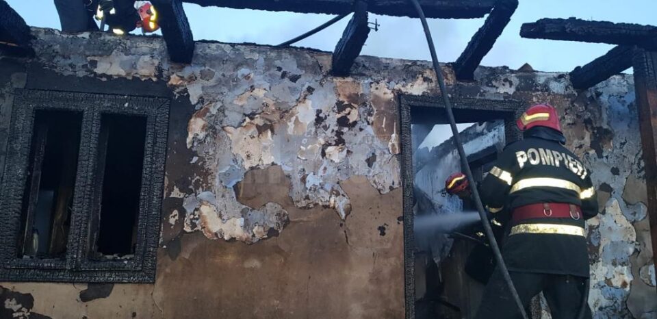 Casă distrusă de un incendiu provocat de scăpări de gaze, urmat de o explozie