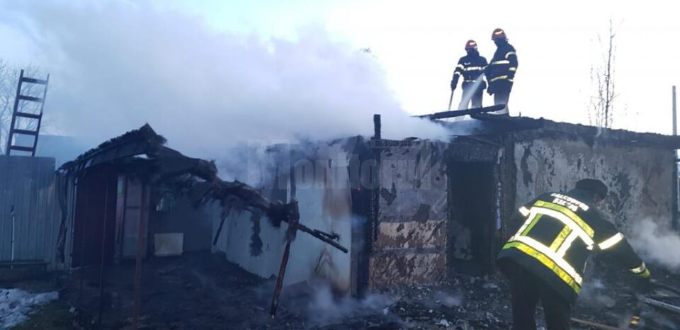 Casă distrusă de un incendiu provocat de scăpări de gaze, urmat de o explozie