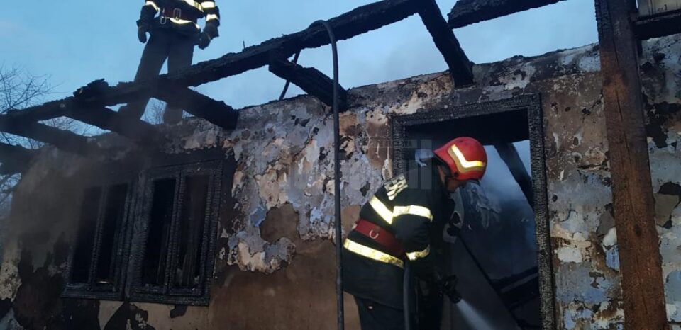 Casa distrusă de un incendiu provocat de scăpări de gaze, urmat de o explozie