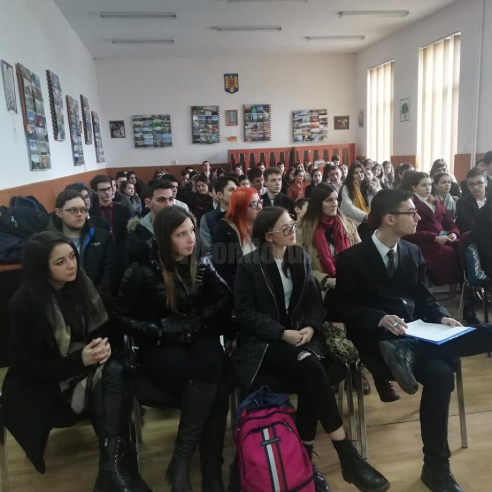 Dialog intercultural, între elevi și Claire Hungar, din SUA, la Colegiul „Eudoxiu Hurmuzachi” Rădăuți