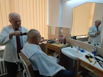 Vasile Duciuc își practică meseria de 60 de ani