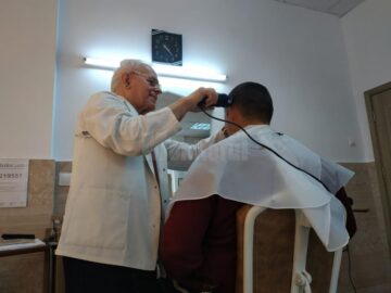 La 82 de ani, nea Vasile tunde ca-n prima tinerețe
