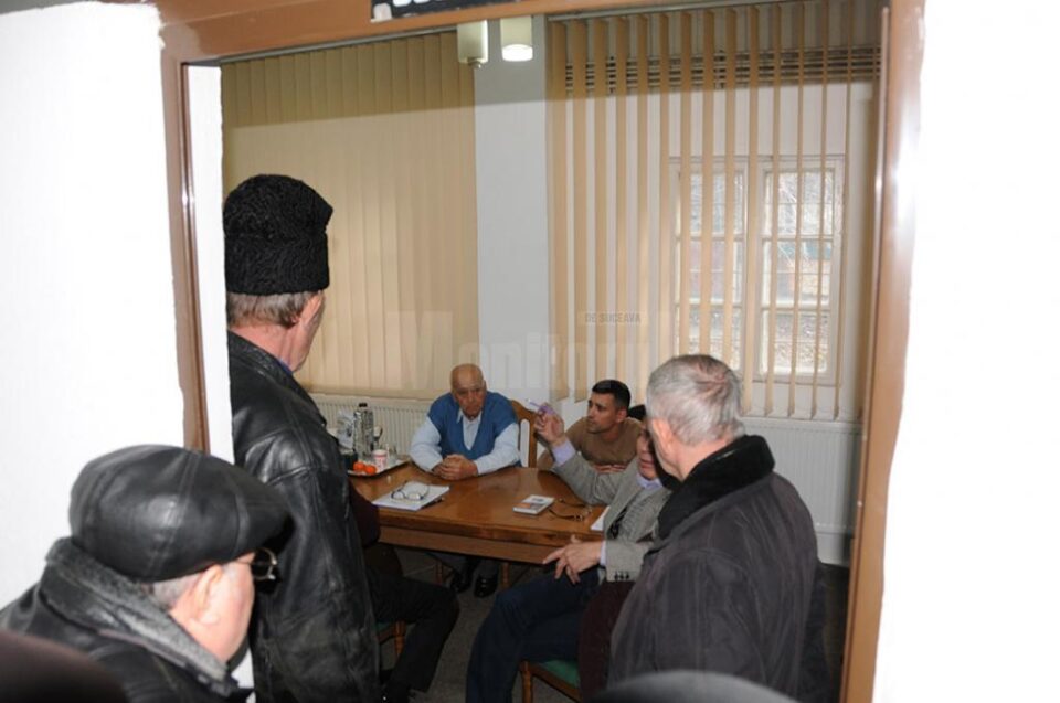 Ședința din Ajunul Crăciunului la SPIT Bucovina SA. La masa din sală se află directorul Marian Buțurcă (stg.) și Alin-Cornel Catană, nou-numit în Consiliul de Administrație al firmei