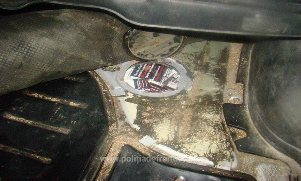 Autoturism adaptat pentru transportul ilegal de țigări, depistat în PTF Siret