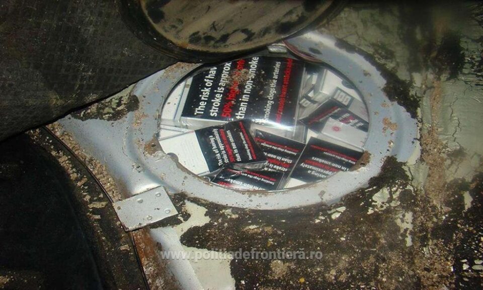 Autoturism adaptat pentru transportul ilegal de țigări, depistat în PTF Siret