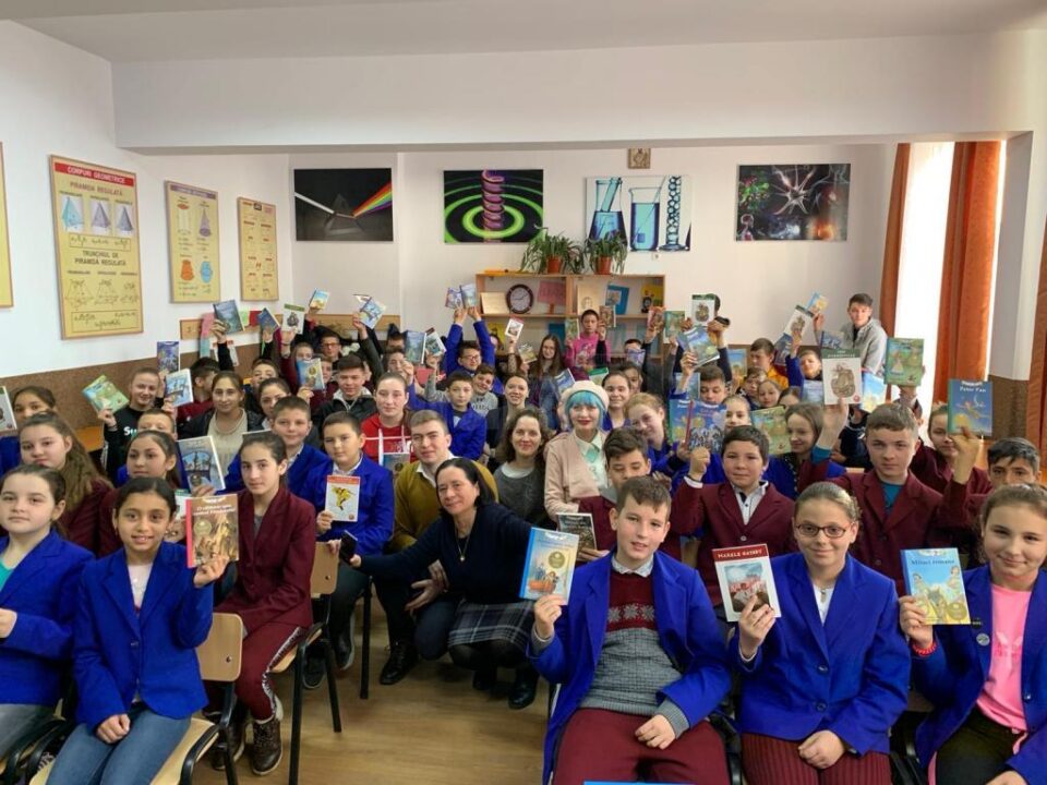 Donație de peste 2000 de cărți în satele din județul Suceava Donație de peste 2000 de cărți în satele din județul Suceava