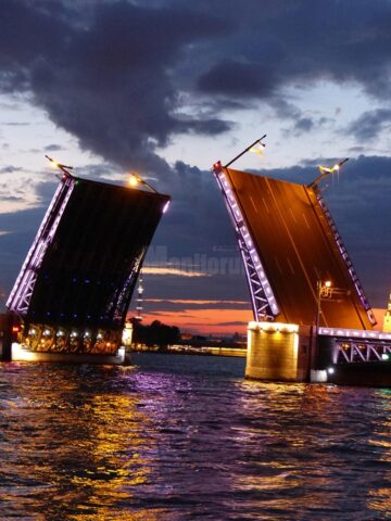 Nopțile albe de la Sankt Petersburg și podurile de pe Neva care se ridică în fiecare noapte
