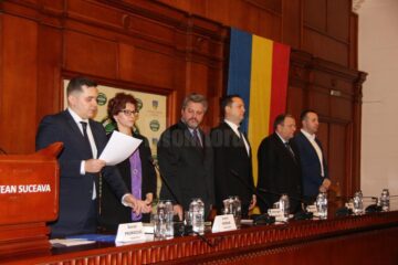 Ceremonia de învestire a celor doi subprefecți, Daniel Prorociuc și Laura Morar Subprefecții Daniel Prorociuc și Laura Morar