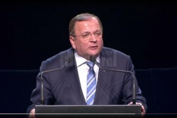 Flutur susține reforma administrației publice și a vorbit despre înființarea mall-urilor administrative