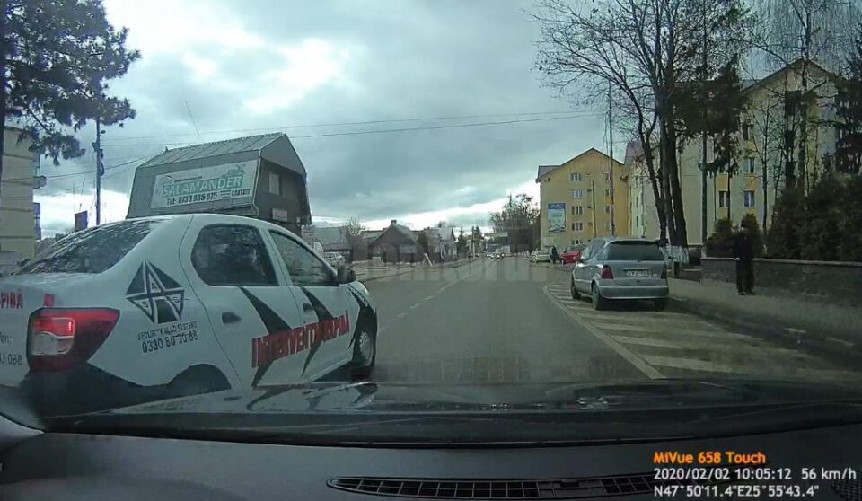 Mașina unei firme de pază, înregistrată în timpul unei depășiri inconștiente