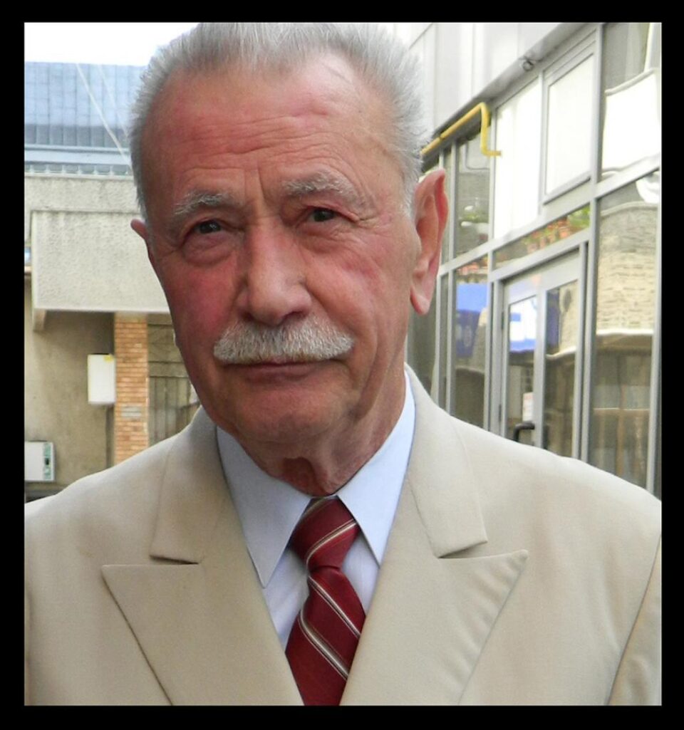 Aurel Ulsamer, unul dintre cei mai pedanți și eleganți profesori ai Sucevei, a fost condus ieri pe ultimul drum