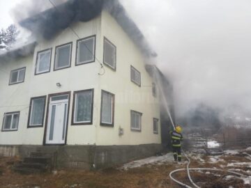 Septuagenar transportat la spital, după ce casa în care locuia a luat foc