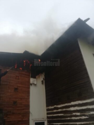 Septuagenar transportat la spital, după ce casa în care locuia a luat foc