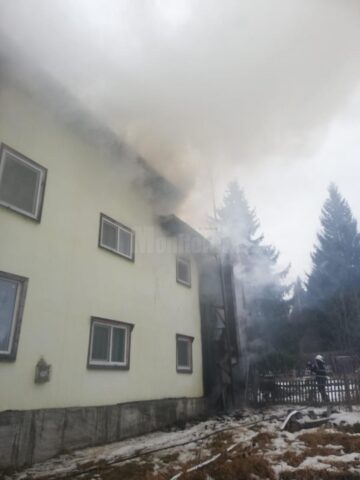 Septuagenar transportat la spital, după ce casa în care locuia a luat foc