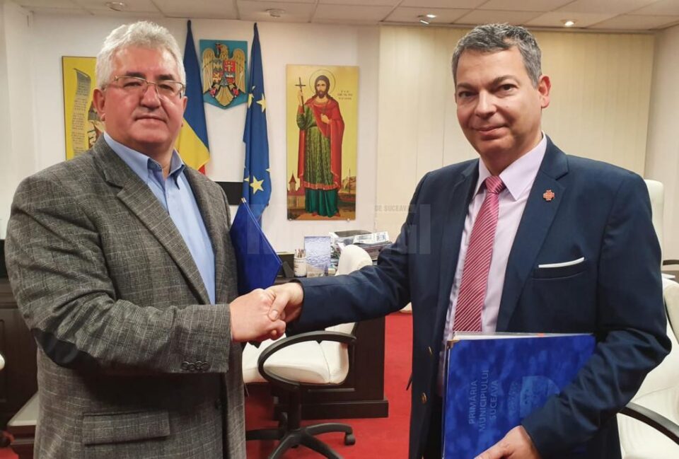 Primarul Ion Lungu a semnat luni contractul pentru digitalizarea activităților din Primăria Suceava Primarul Ion Lungu a semnat luni contractul pentru digitalizarea activităților din Primăria Suceava