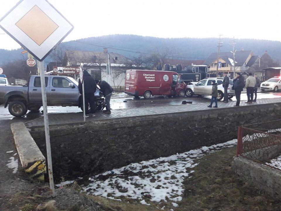 În tamponare au fost implicate trei autovehicule, o autoutilitară și două autoturisme de teren - FOTO Facebook Atenție Poliția În tamponare au fost implicate trei autovehicule, o autoutilitară și două autoturisme de teren - FOTO Facebook Atenție Poliția