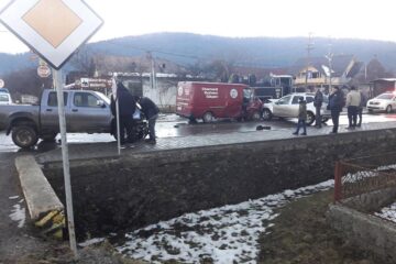 În tamponare au fost implicate trei autovehicule, o autoutilitară și două autoturisme de teren - FOTO Facebook Atenție Poliția În tamponare au fost implicate trei autovehicule, o autoutilitară și două autoturisme de teren - FOTO Facebook Atenție Poliția