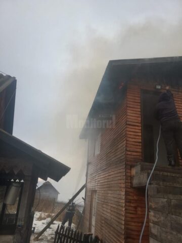 Septuagenar transportat la spital, după ce casa în care locuia a luat foc