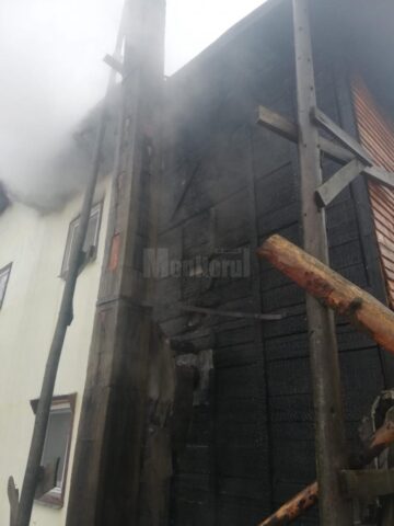 Septuagenar transportat la spital, după ce casa în care locuia a luat foc