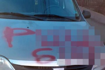 Una dintre mașinile vandalizate la Rădăuți