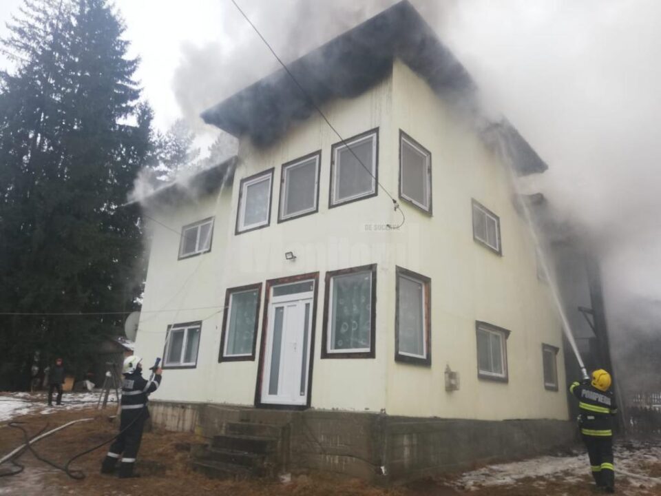 Incendiul s-a propagat de la un burlan metalic, cuprinzând acoperișul și etajul casei și lăsând în urmă pagube de 40.000 de lei Incendiul s-a propagat de la un burlan metalic, cuprinzând acoperișul și etajul casei și lăsând în urmă pagube de 40.000 de lei