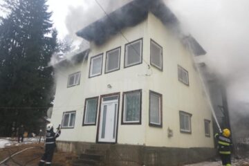 Incendiul s-a propagat de la un burlan metalic, cuprinzând acoperișul și etajul casei și lăsând în urmă pagube de 40.000 de lei