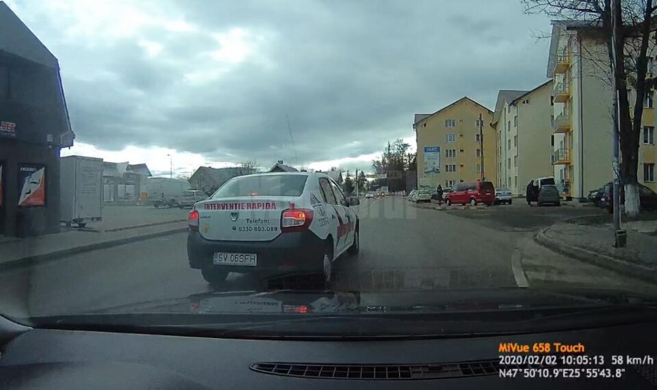 Mașina unei firme de pază, înregistrată în timpul unei depășiri inconștiente