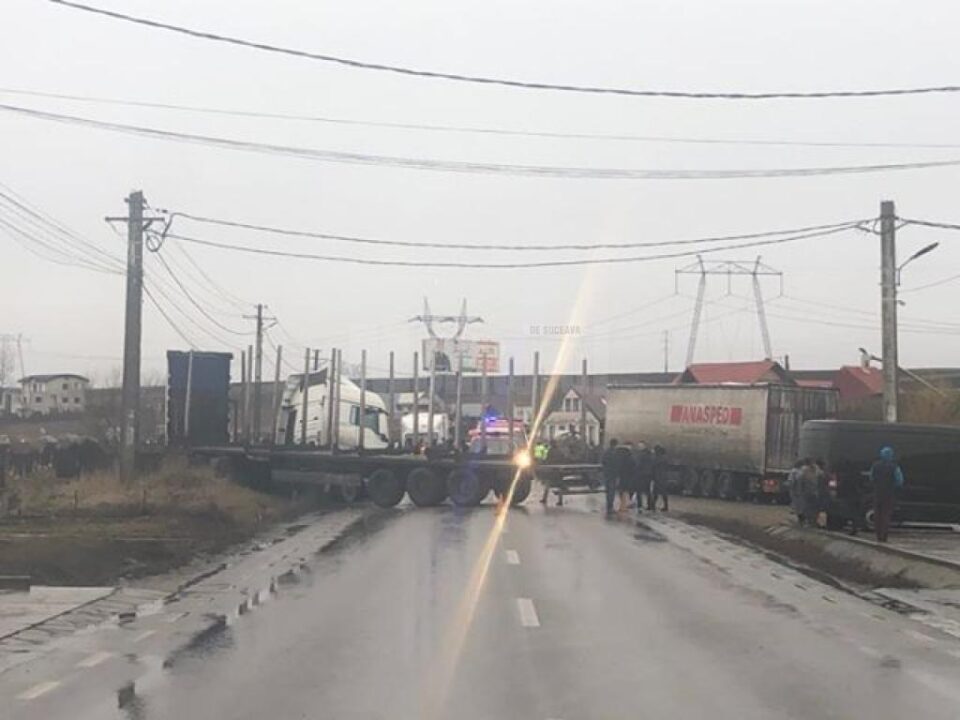 Trei răniți, în urma coliziunii dintre un autoturism și un autotren, la Cumpărătura