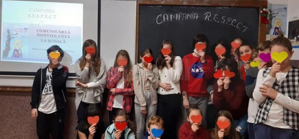 Elevi și profesori ai Școlii Gimnaziale nr. 4 Suceava, „Solidari întru R.E.S.P.E.C.T Elevi și profesori ai Școlii Gimnaziale nr. 4 Suceava, „Solidari întru R.E.S.P.E.C.T