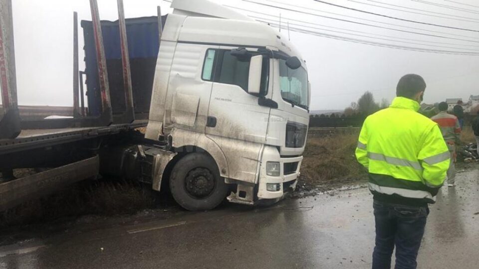 Trei răniți, în urma coliziunii dintre un autoturism și un autotren, la Cumpărătura