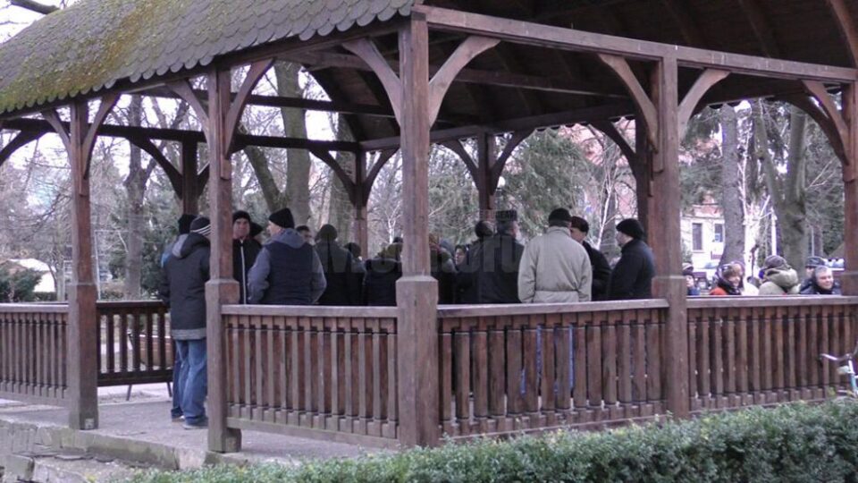 40 de foști angajați de la societatea comercială Mobila SA Rădăuți s-au adunat ieri dimineață la foișorul din parcul central