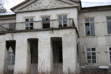 Fatada fostului conac de la Liteni