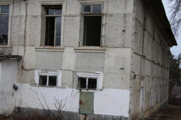 Partea din spate a conacului de la Liteni