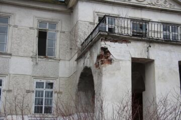 Fatada fostului conac de la Liteni