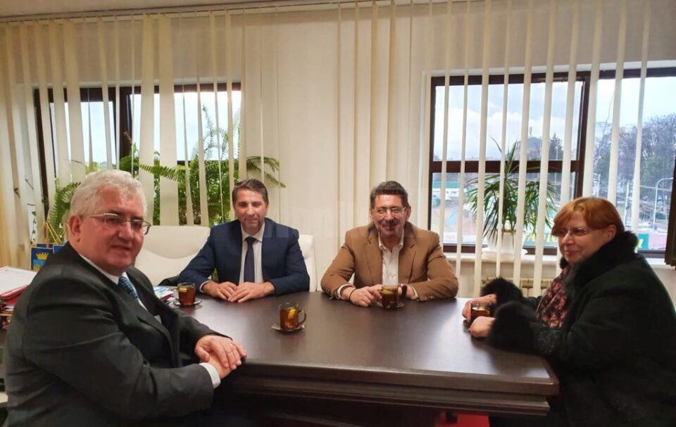 Primarul Ion Lungu și conducerea „Apelor Române” Bacău la discuțiile despre consolidarea malurilor râului Suceava pe porțiunea Zonei de Agrement