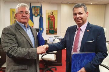 Primarul Ion Lungu a semnat luni contractul pentru digitalizarea activităților din Primăria Suceava